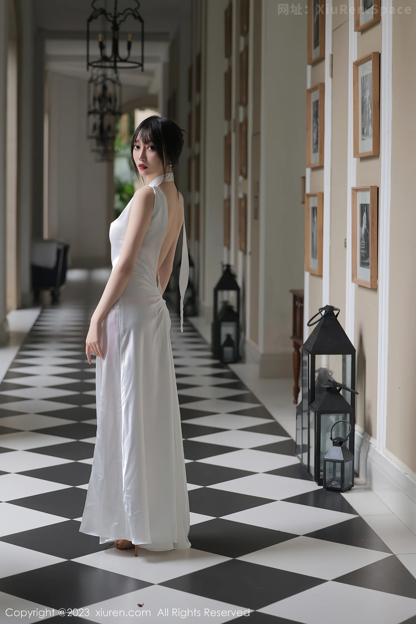 图片[2]-[XiuRen秀人网]2023.03.24 VOL.6466 玥儿玥er 白色吊带裸背礼服裙性感私房写真集-秀人网官方网站